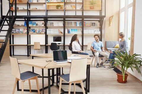 Repose-pied ergonomique : quels bienfaits pour la circulation et la posture au bureau ?