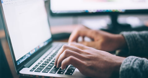 Posture et Productivité : Comment un Bon Maintien Améliore la Conce... — posture productivite, maintien concentration, ergonomie performance travail | Orthoptimal