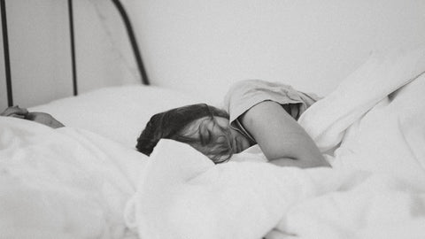 Personne dormant sur le cote avec oreiller ergonomique apnee